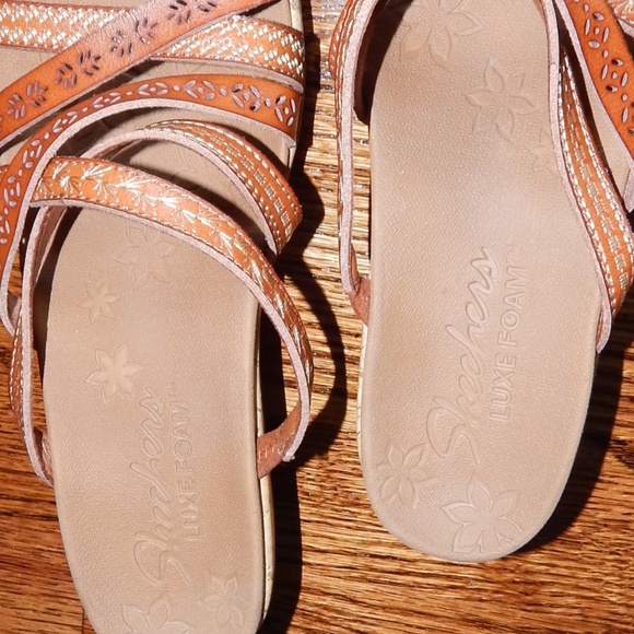 Sketchers Luxe Foam Wedge Platform Sandal - Picture 8 of 11